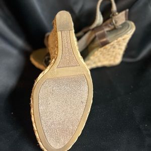 Banana republic heals